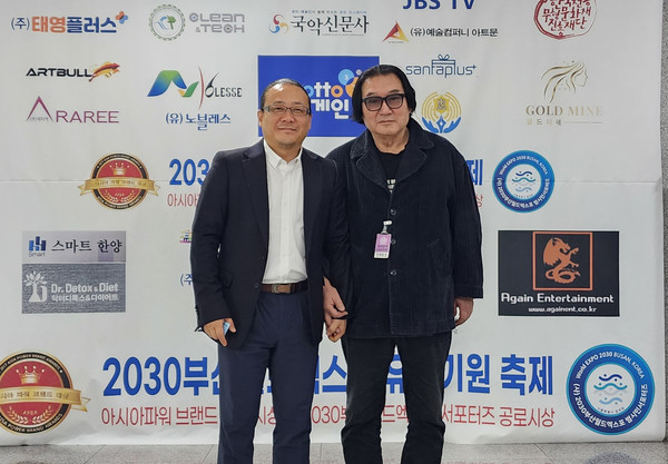 ▲ 지난 18일 국회의원회관에서 열린 2023 아시아파워브랜드대상 시상식에서 천동희 이사장과 한명구 영화감독이 포즈를 취하고 있다.