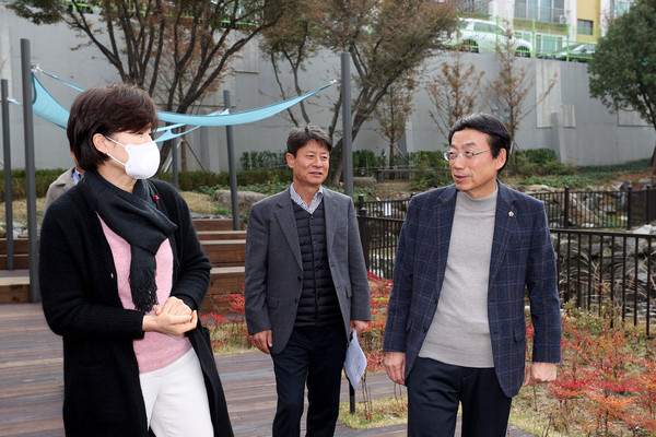 ▲ 허식 의장, 학교 숲 우수사업지 현장 방문 모습.