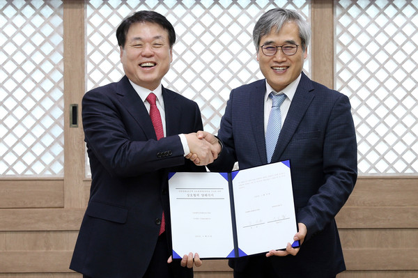 ▲ 김진용 청장(오른쪽)이 백응섭 대표이사와 양해각서를 체결하고 악수하며 환하게 웃고 있다.