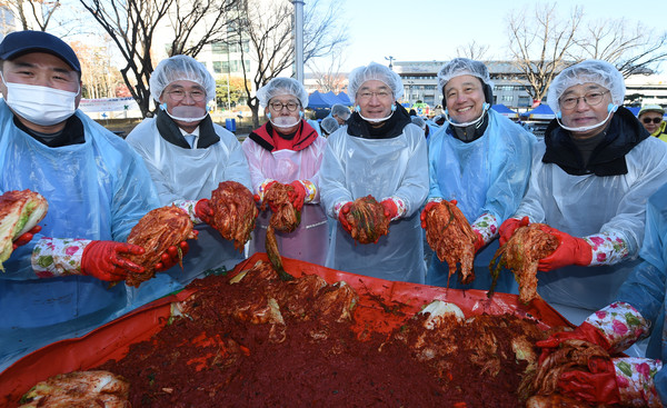 ▲ 유정복 인천시장(오른쪽에서 세번째)이 인천 김장나눔 대축제에서 참가자들과 소외계층에 전달할 김장을 담그고 있다.