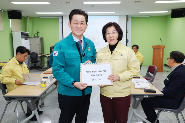 ▲ 김보라 안성시장(우)과 임상준 환경부 차관(좌).