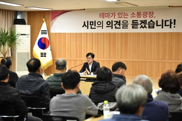 ▲ 김병수 김포시장이 하성면 행정복지센터에서 서울편입 등 현안에 대해 시민들과 소통하고 있다.