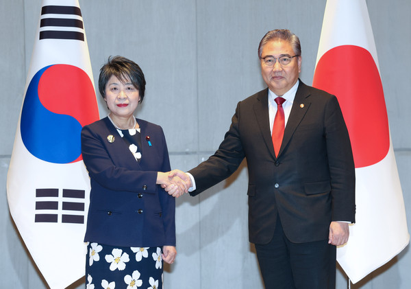 ▲ 박진 외교부 장관이 가미카와 요코 일본 외무상과 회담을 갖기에 앞서 악수하고 있다. /뉴시스