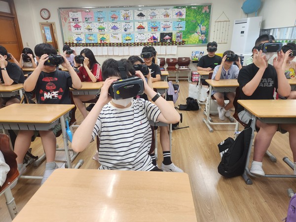 ▲ 용인특례시 올해 어린이 대상 VR 안전교육 실시 모습.