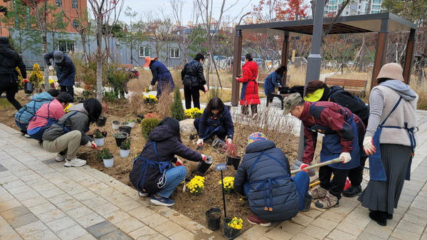 ▲ 수원시 하늘길 문화공원에 손바닥정원을 조성하고 있는 모습.