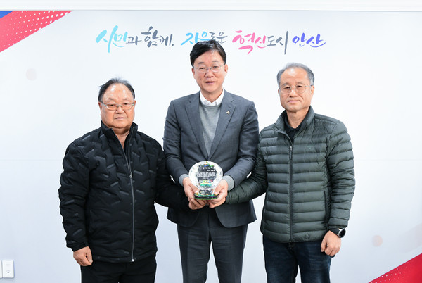 ▲ 이민근 안산시장이 장하동 원후마을 주민들로부터 감사패를 받았다.