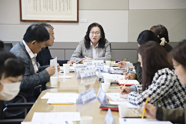 ▲ 좌담회 진행하는 평택시의회 김혜영 의원.