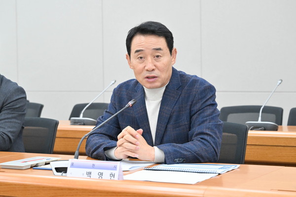 ▲ 백영현 포천시장이 가축분뇨 공공처리시설 설치 타당성 조사 용역 중간보고회에서 발언하고 있다.