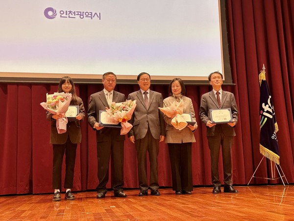 ▲ 인천 동구 옥외광고물 업무평가 최우수 기관 선정 표창 수상 모습.