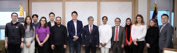 ▲ 김진용 청장(오른쪽부터 일곱번째)이 케임브리지대 밀너연구소 일행을 접견하고 포즈를 취하고 있다.