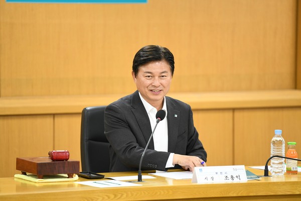 ▲ 부천시 노사민정협의회 본회의를 주재한 조용익 부천시장이 당부의 말을 전하고 있다.