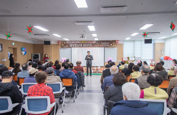 ▲ 강범석 인천서구청장이 치매가족 노래자랑에 참석해 인사말을 하고 있다.