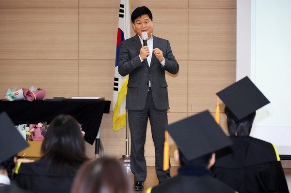 ▲ 박종효 인천남동구청장이 남동구 꿈드림 청소년 졸업식에서 축사를 하고 있다.