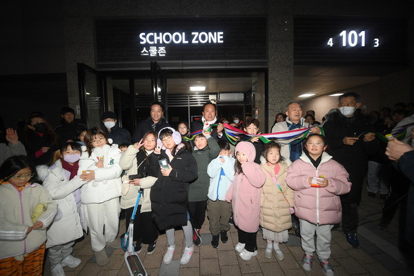▲ 오산시 아파트 야간경관조명 설치지원 사업 점등식 개최 모습.