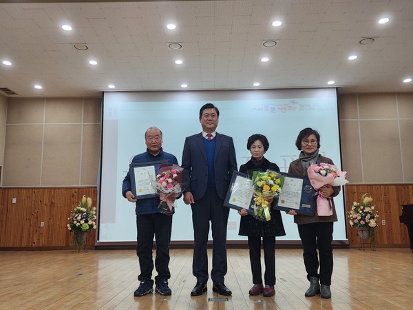 ▲ 미추홀시니어클럽 노인일자리 및 사회활동 지원사업 평가대회 우수참여자 표창 수상 모습.