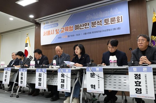 ▲ 토론중인 옥재은 시의원.