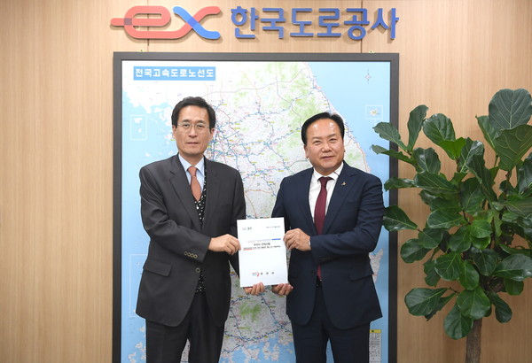 ▲ 이권재 오산시장(우)과 함진규 한국도로공사 사장(좌).