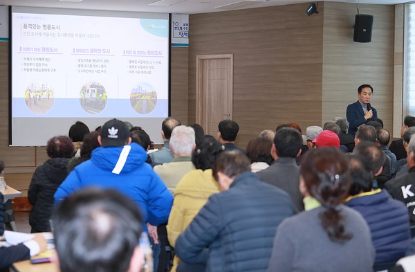 ▲ 정장선 평택시장이 찾아가는 시민과의 대화를 진행하고 있다.