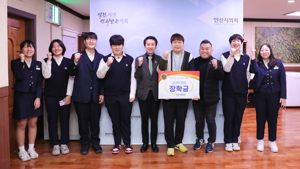 ▲ 2023 전국 청소년 페탕크 대회 성적 우수 학생 경기력 향상지원금 전달식이 29일 안산시의회 의장실에서 열렸다.