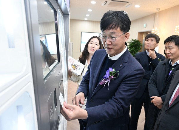 ▲ 이민근 안산시장이 상록수도서관에서 도서를 대출하고 있다.