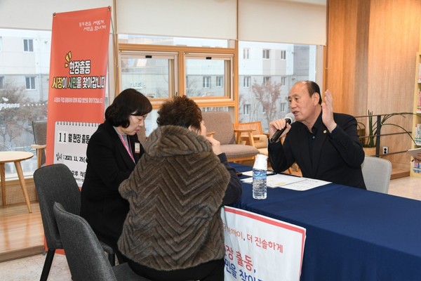 ▲ 박형덕 동두천시장이 상패동 주민과 소통하고 있다.