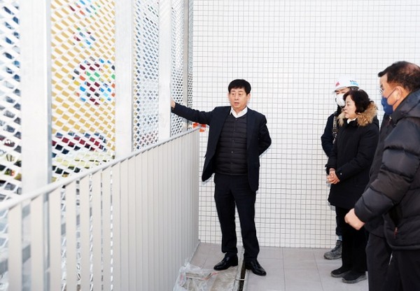 ▲ 김진기 파주시부시장이 운정보건소 신청사 이전 상황을 살피고 있다.