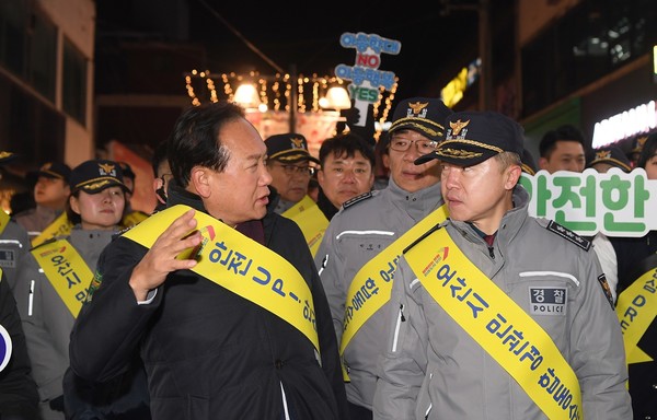 ▲ 이권재 오산시장이 안심귀갓길 합동순찰을 실시하고 있다.