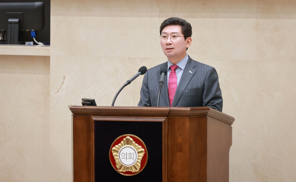 이상일 용인특례시장이 지난달 30일 제277회 용인시의회(정례회) 제3차 본회의에서 시정연설을 하고 있다