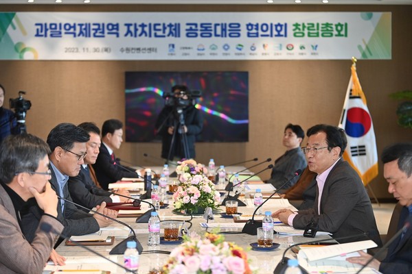 ▲ 이현재 하남시장(우)이 과밀억제권역 자치단체 공동대응 협의회 창립총회에 참석해 발언하고 있다.