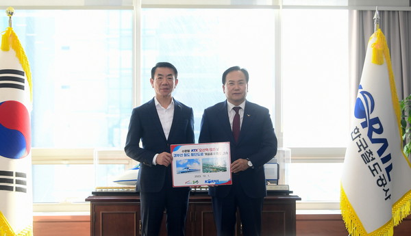 ▲ 이권재 오산시장(우)과 한문희 한국철도공사 사장(좌).