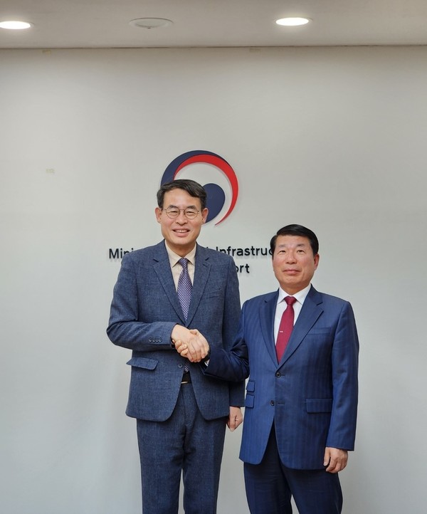 ▲ 백경현 구리시장(우)과 강희업 대광위원장(좌).