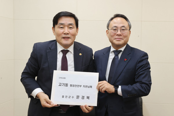 ▲ 문경복 옹진군수(좌) 자유번영의 접경지역 조성 위한 세미나 참석 모습.