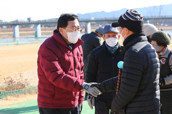 ▲ 주낙영 경주시장이 경주파크골프장 제1구장을 찾아 파크골프를 즐기고 있는 시민들을 격려하고 있다.