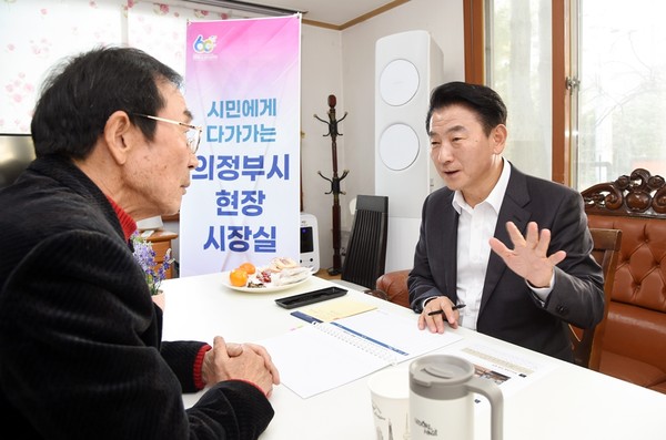 ▲ 김동근 의정부시장이 경로당에서 시민들과 소통하고 있다.