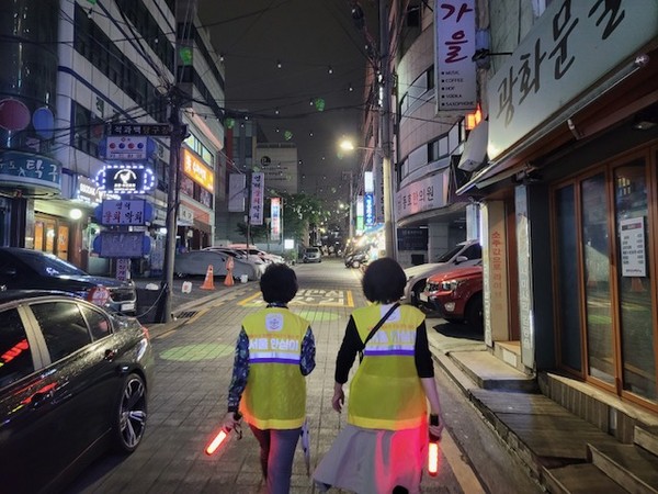 ▲ 안심귀가스카우트 활동 모습.