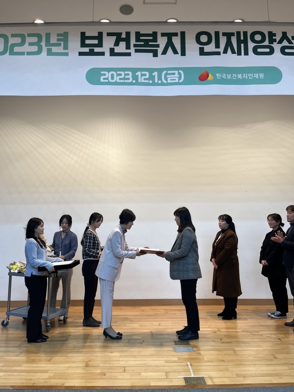 ▲ 연천군 사례관리사 학습동아리 희망드림 한국보건복지인재원 우수동아리 선정 표창 수상 모습.