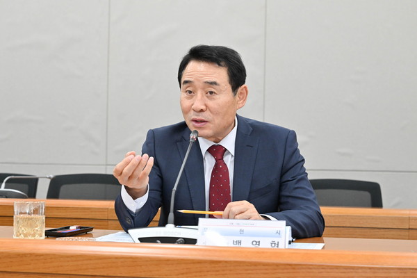 ▲ 백영현 포천시장이 장자·용정 공공폐수처리시설 효율적인 운영·관리방안 연구용역 중간보고회를 주재하고 있다.