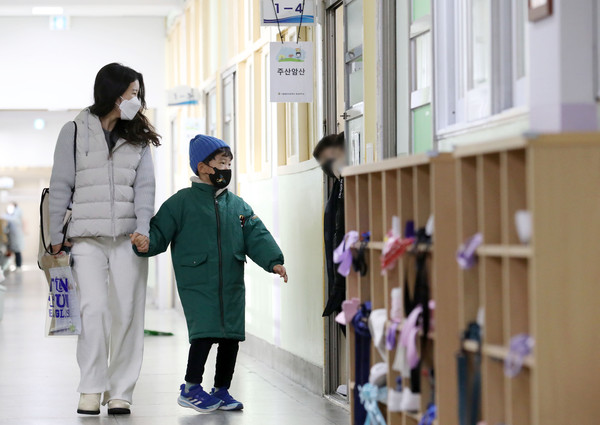 ▲ 서울 마포구 염리초등학교에서 입학을 앞둔 어린이가 교실을 둘러보고 있다. /뉴시스