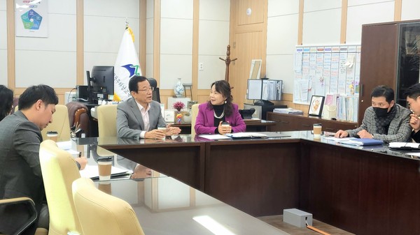 ▲ 이현재 하남시장(좌)이 광주하남교육지원청을 찾아 김성미 교육장(우)과 면담을 갖고 있다.
