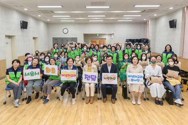 ▲ 지난 5월 양천구자원봉사센터에서 배냇저고리봉사단원들과 함께한 이기재 양천구청장.