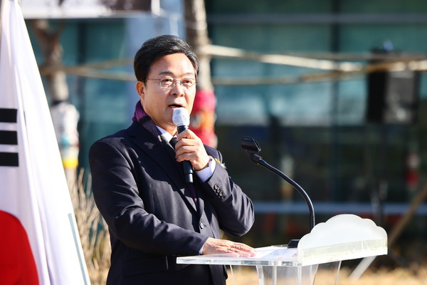 ▲ 김성제 의왕시장이 월남참전기념탑 제막식에서 인사말을 하고 있다.