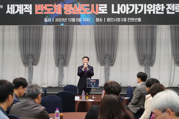 ▲ 용인시민관협치위원회 포럼에 참석한 이상일 용인특례시장.