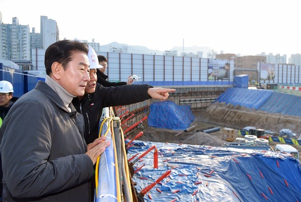 ▲ 김동근 의정부시장이 동절기 건설현장 안전점검 실시하고 있다.