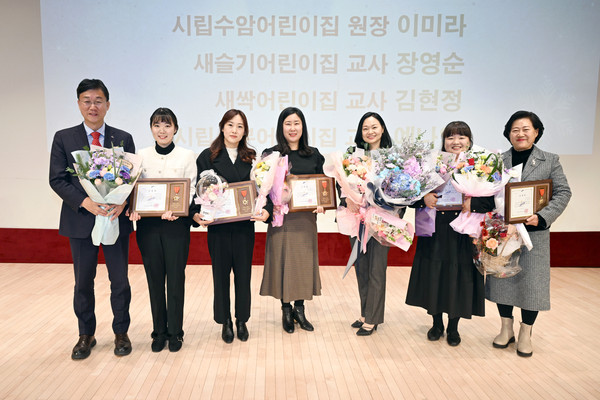 ▲ 이민근 안산시장이 보육인 대회에 참석해 격려하고 있다.