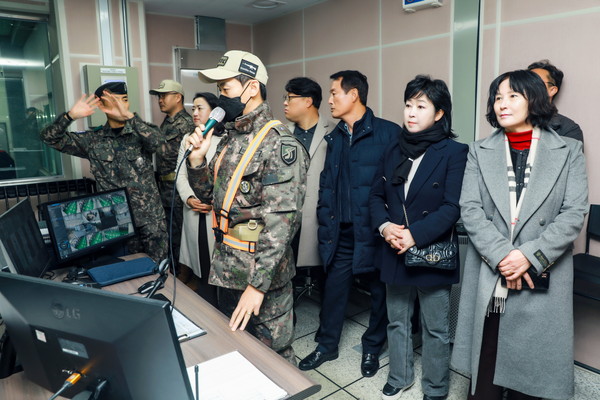▲ 화성시의회 기획 행정위원회 의원들이 예비군 훈련장 관계자의 설명을 듣는 모습.