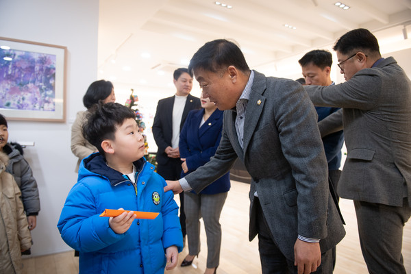 ▲ 윤창철 의장이 작품을 출품한 이튼스쿨 원아와 대화를 나누고 있다.
