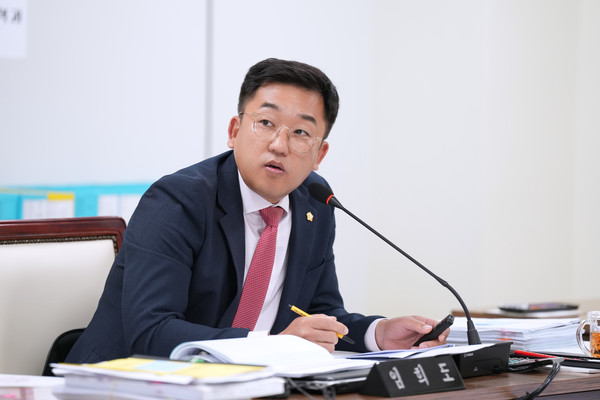 ▲ 제326회 하남시의회 정례회 제1차 자치행정위원회 회의에서 임희도 의원이 2024년도 예산안 심사를 진행하고 있다.