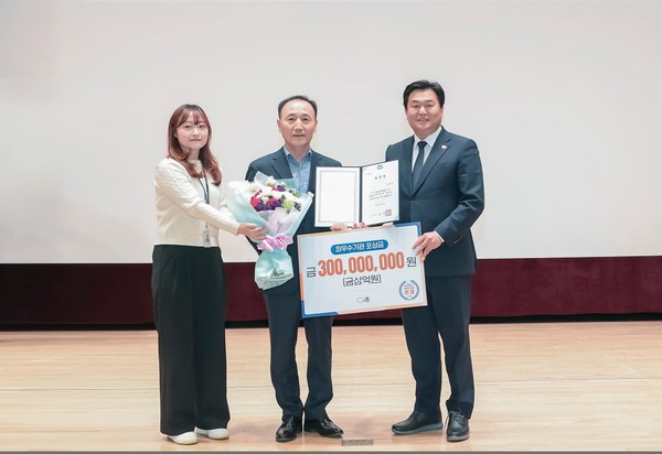 ▲ 시흥시 재난안전 분야 최우수기관 선정 표창 수상 모습.