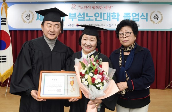 ▲ 김동근 의정부시장과 졸업생이 기념촬영을 하고 있다.
