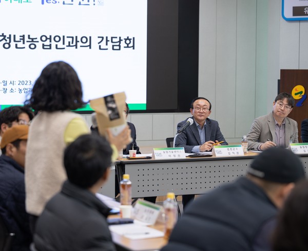 ▲ 김덕현 연천군수가 청년농업인과 소통하고 있다.